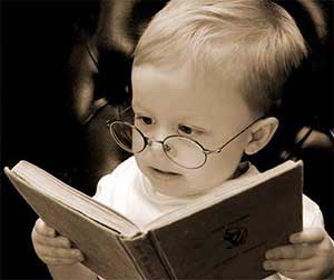 一个孩子在读书
