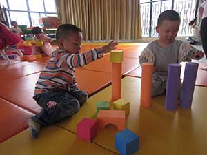 儿童在幼儿园与小朋友一起玩耍