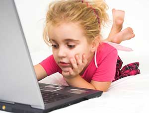 一位小女孩在玩电脑