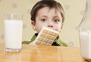 孩子喝牛奶可以补钙